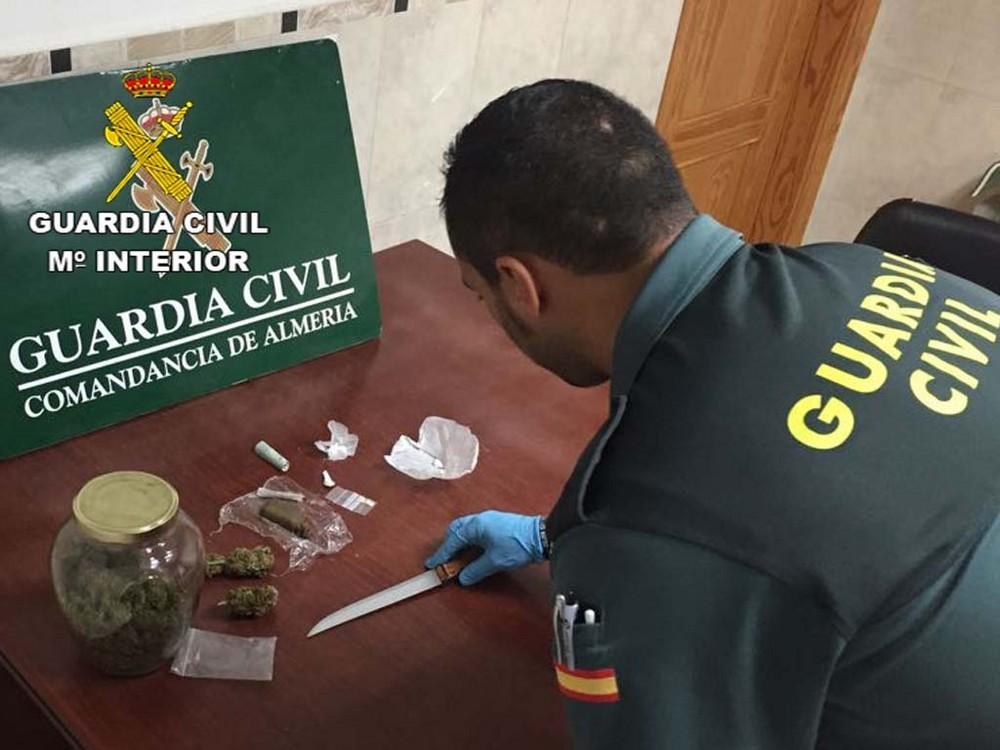 Hiere con arma blanca a una persona y la retiene junto a otra tras consumir estupefacientes en Roquetas