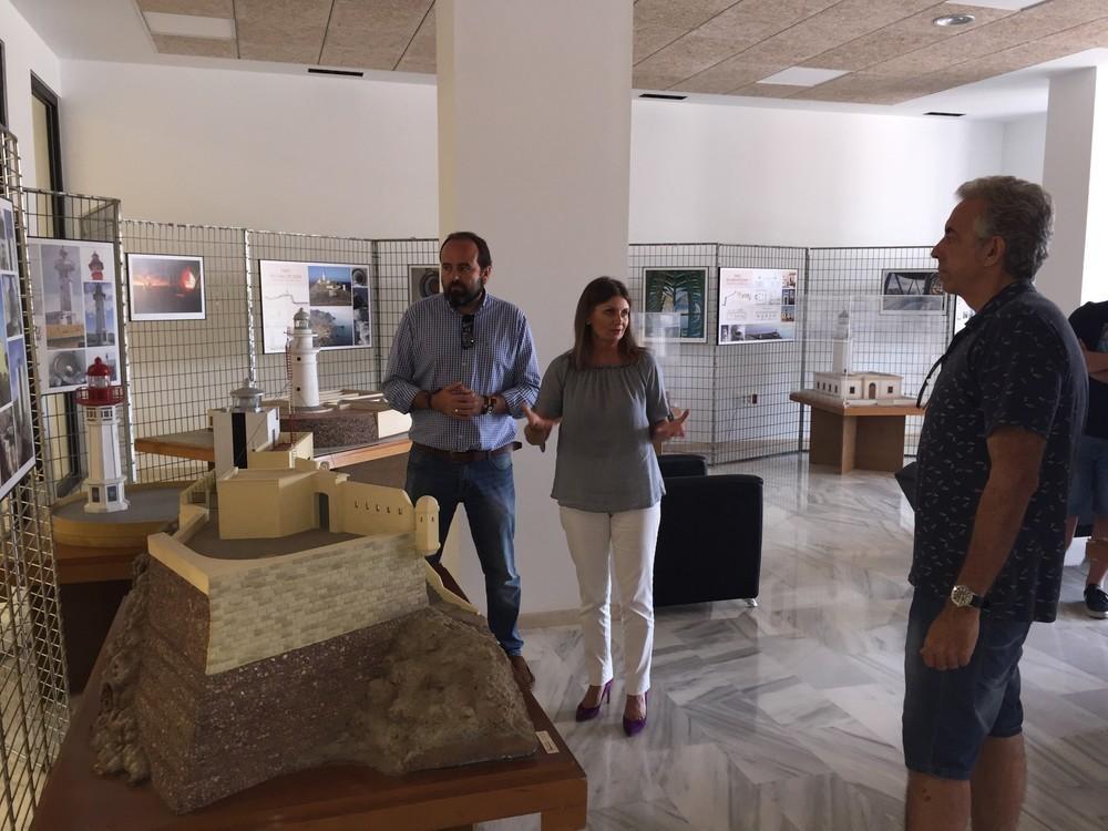 La Oficina Municipal de Turismo acoge la muestra 'Lo demás es oscuridad' que repasa la historia de los faros de la provincia