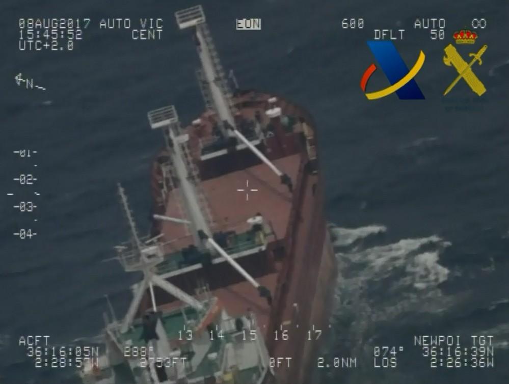 Interceptan un buque que podría transportar unos 18.000 kilos de hachís al sur del Puerto de Almería