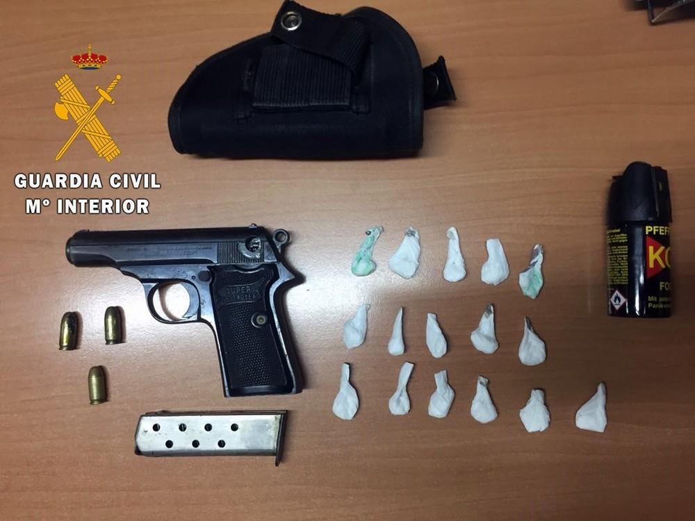 Detenido un vecino de Berja que llevaba una pistola semiautomática y más de 10 gramos de cocaína