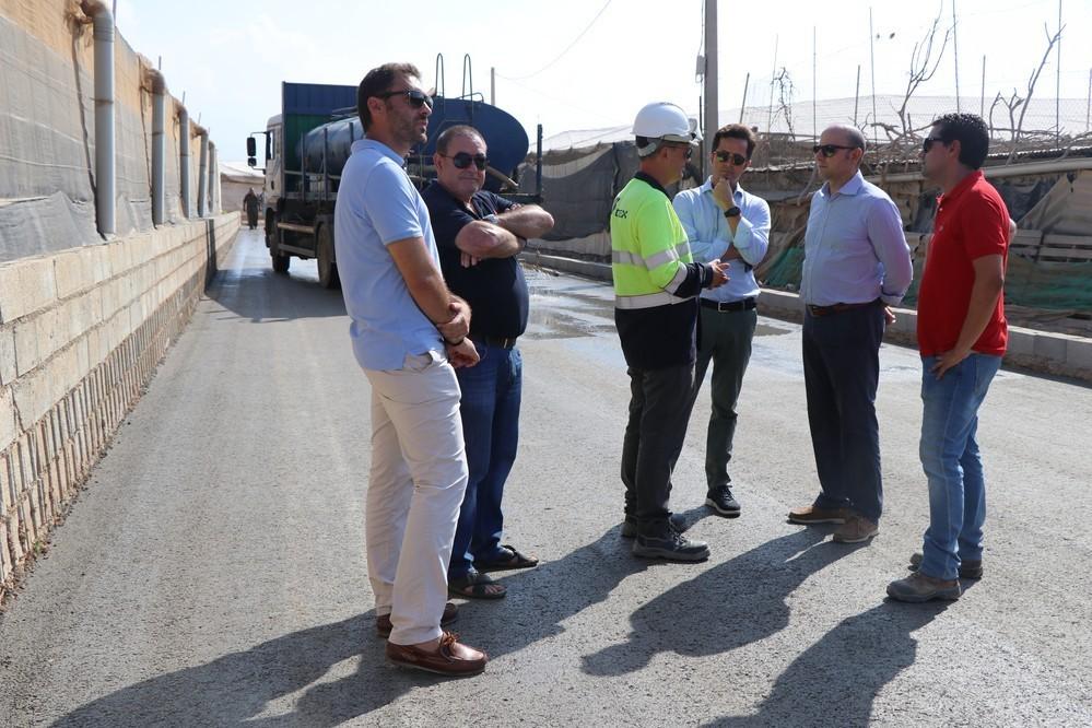 Ayuntamiento y vecinos trabajan conjuntamente en la mejora del aspecto y funcionalidad del camino rural de 'Los Acienes'