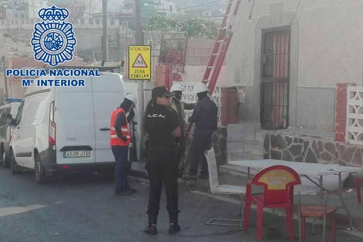 Policía Nacional y Endesa 'desenchufan' 40 enganches eléctricos ilegales en Pescadería