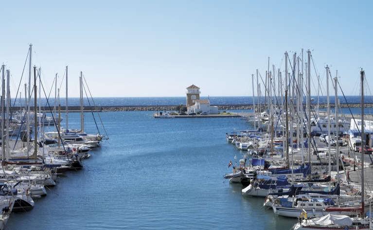 Club Náutico Almerimar ofrece un paseo en barco a niños de Asprodesa