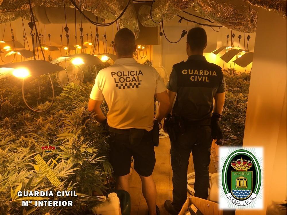 La Guardia Civil de Almería y la Policía Local de El Ejido detienen a dos personas por un delito contra la salud pública y defraudación de fluido eléctrico