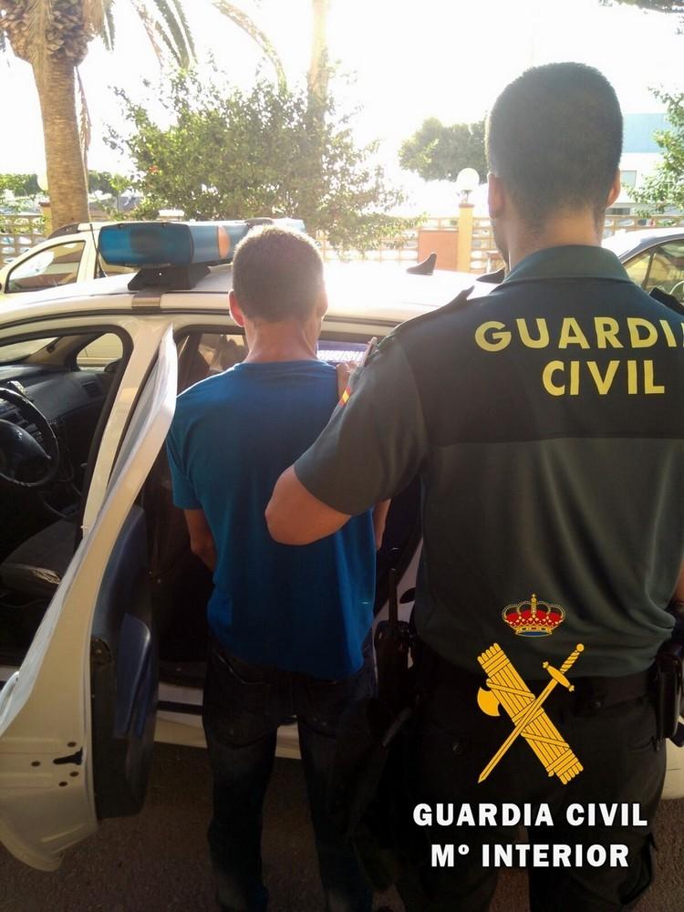 Detienen en Balerma a un joven por llevar una tableta de gran tamaño de hachís en el bolsillo del pantalón