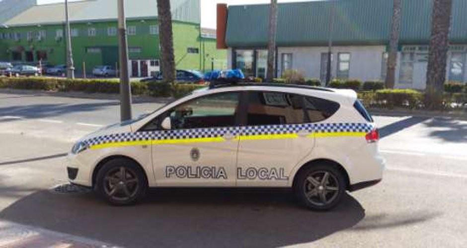 Policía Local de Adra detiene a un hombre por robo y daños en vehículos