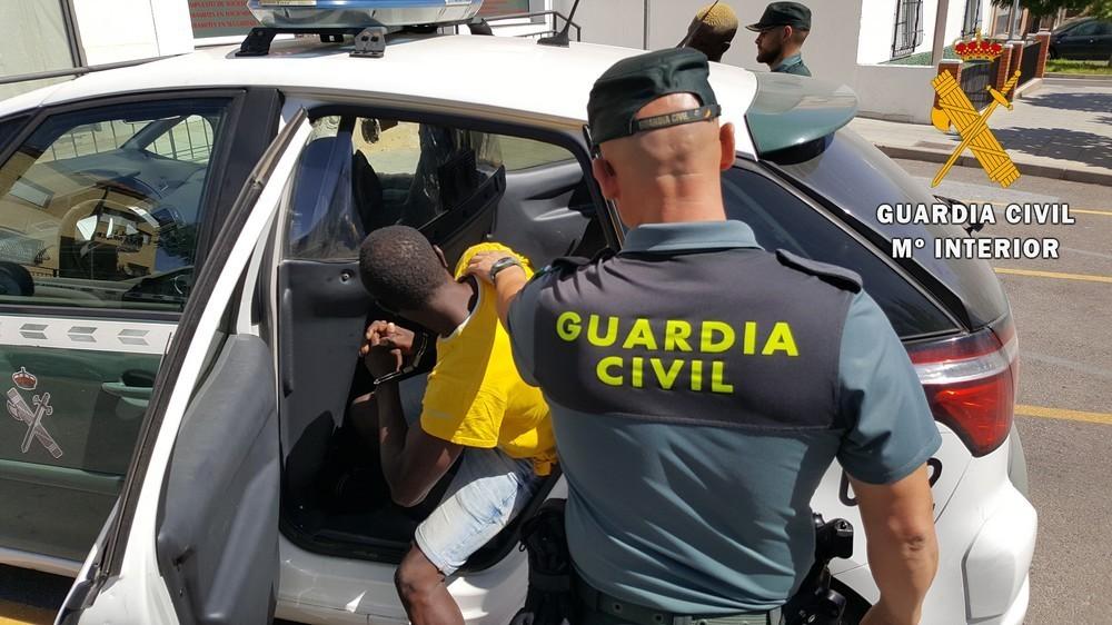 La Guardia Civil detiene a dos personas y esclarece entre otros nueve delitos de estafa y usurpación de estado civil en el Poniente almeriense