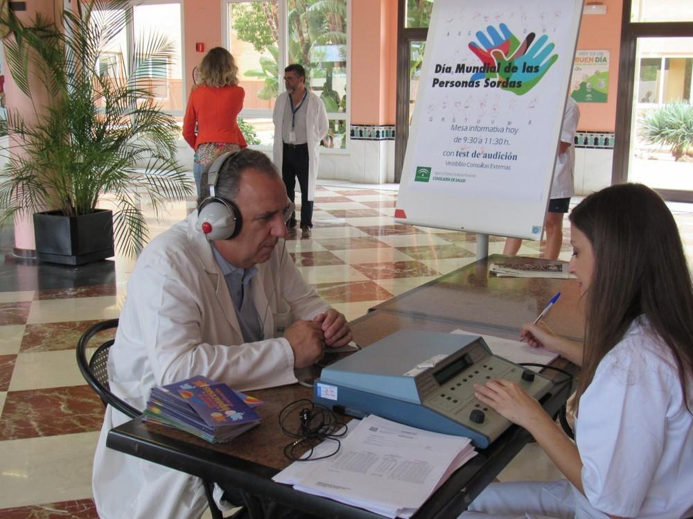 El Hospital de Poniente ofrece información a sus usuarios con motivo del Día Internacional de las Personas Sordas