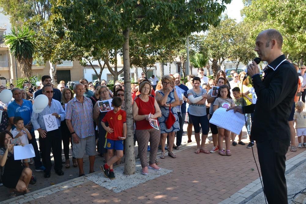 Los vecinos de El Solanillo se concentran en repulsa por el asesinato en Marsella de la sobrina del Mago Cobra