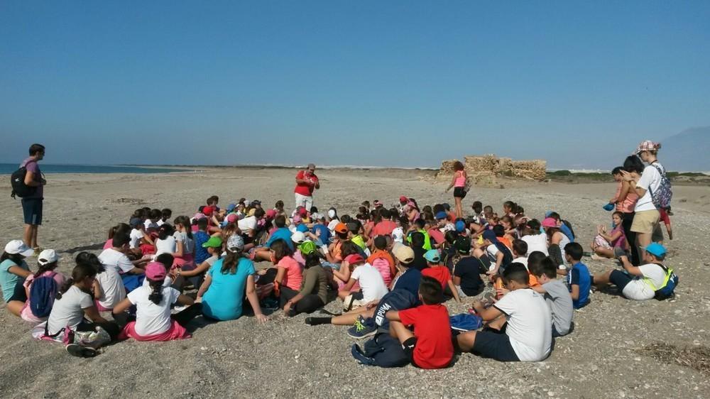 Alumnos del CEIP Ramón y Cajal visitan el Paraje de Punta Entinas Sabinar y desarrollan una actividad ambiental en las playas