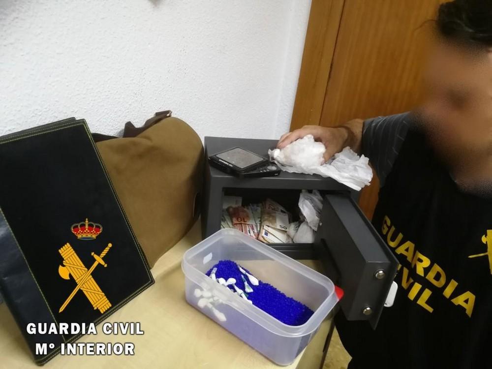 La Guardia Civil desmantela un activo punto de venta de estupefacientes en el casco urbano de Adra