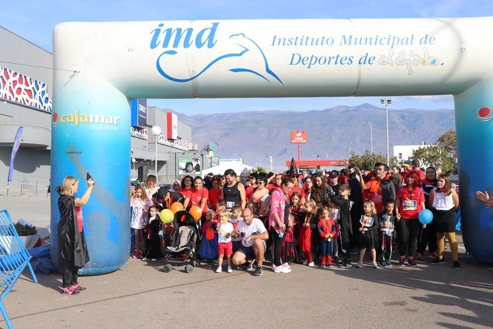 Más de 300 vecinos se suman a la II Carrera-Marcha Solidaria de Halloween