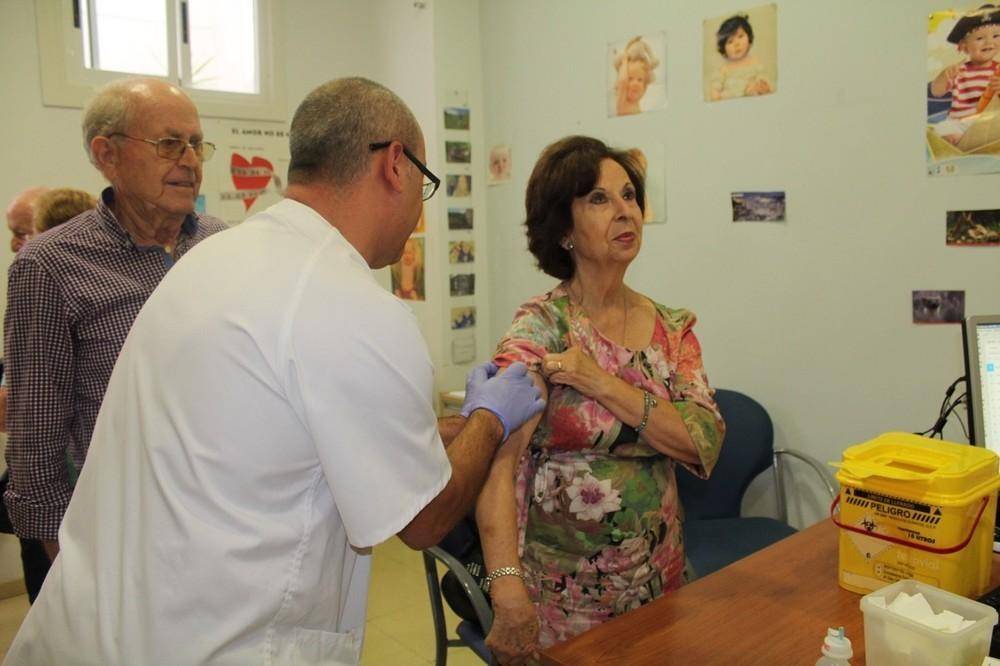 Los centros de salud y consultorios de la provincia de Almería comienzan hoy a administrar la vacuna contra la gripe