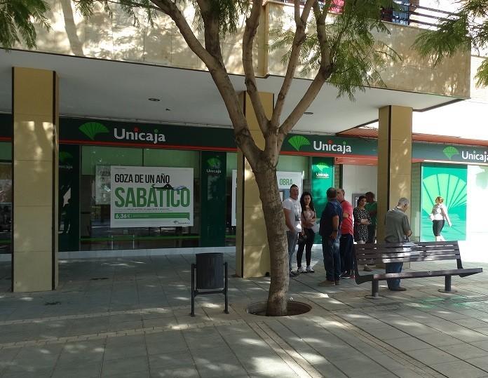 Atraca una sucursal de Unicaja y se da a la fuga tras agredir a la cajera y disparar al aire