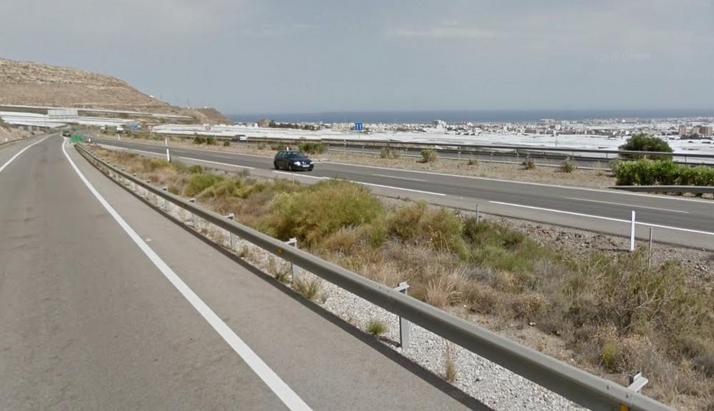 Varios kilómetros de retenciones por el incendio de un remolque en la Autovía del Mediterráneo