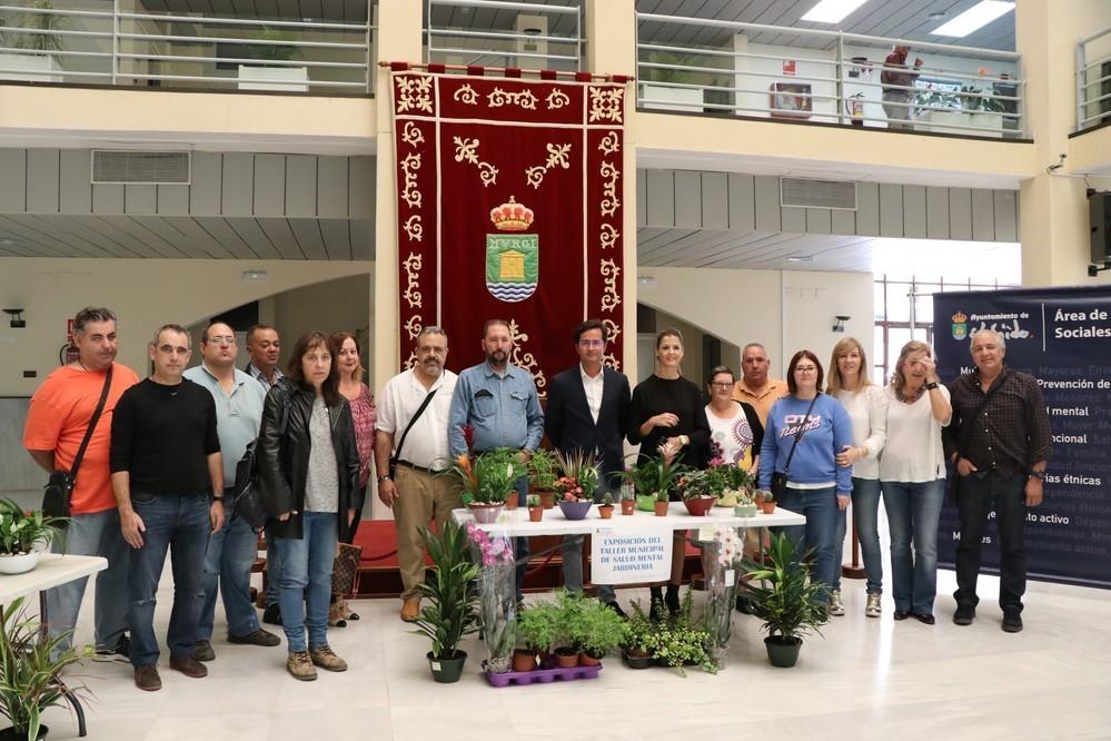 El Patio de Luces del Ayuntamiento se convierte en un gran ‘jardín’ con trabajos de los alumnos del Taller de Salud Mental