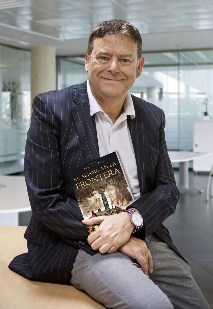 El escritor Francisco José Motos presenta su novela ‘El abismo en la frontera’ hoy viernes en Roquetas