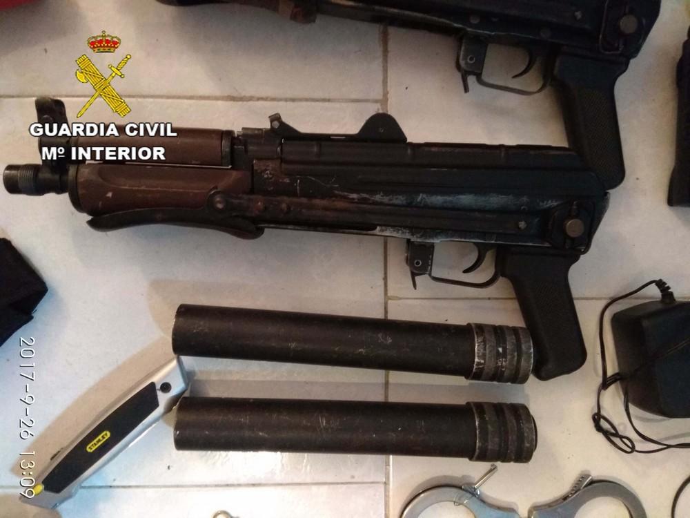 La Guardia Civil interviene dos Kalashnikov AK 47 y detiene a su propietario en Roquetas