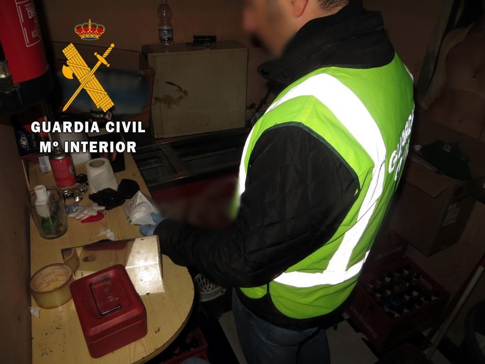 La Guardia Civil detiene al autor de un delito contra la salud pública en los alrededores de un pub de Adra