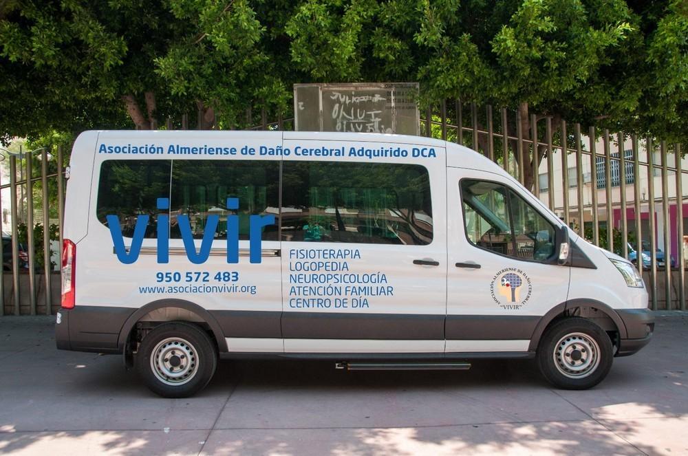 VIVIR amplía sus servicios con el nuevo vehículo de transporte adaptado