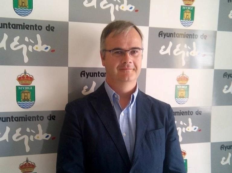 El PSOE de El Ejido anima a los vecinos del municipio a hacer las compras navideñas en su barrio