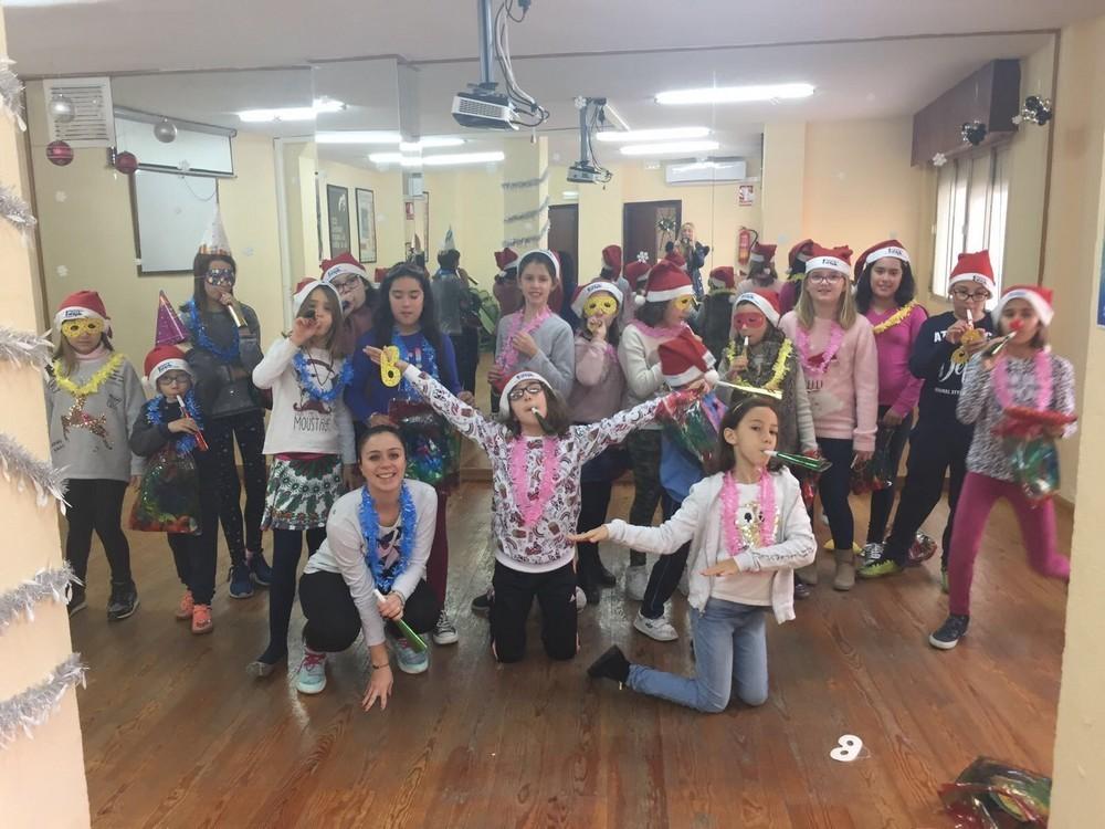 Niños ejidenses disfrutan de una divertida fiesta de pre-Nochevieja