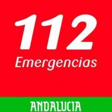 Los bomberos rescatan a cinco personas refugiadas de las llamas en el balcón de su casa en Roquetas