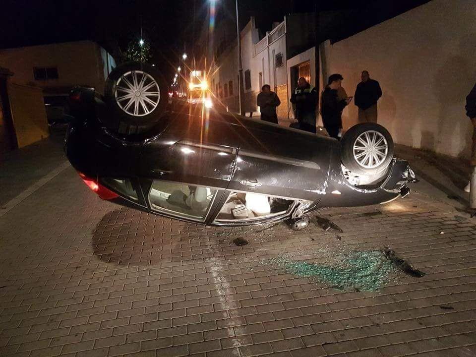 Vuelca un vehículo en la Avenida de las Alpujarras de Dalías