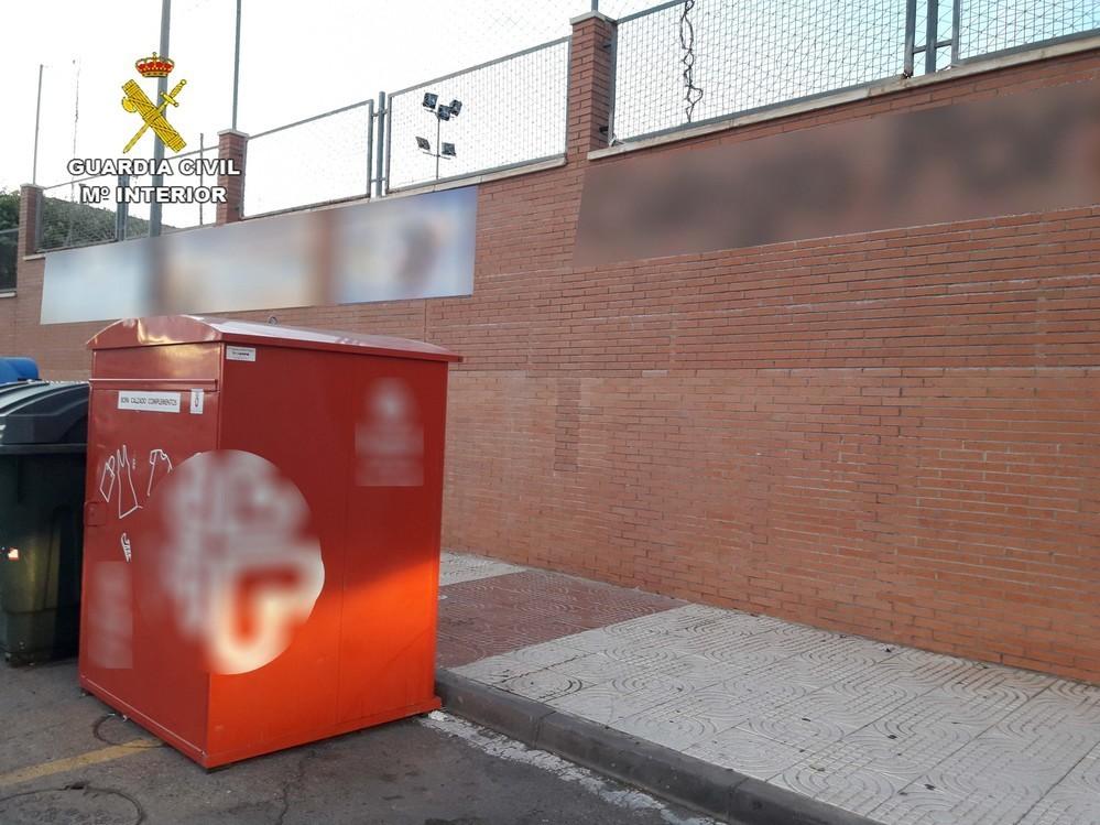 La Guardia Civil investiga a dos personas por la sustracción de ropa en un contenedor de recogida de una conocida ONG