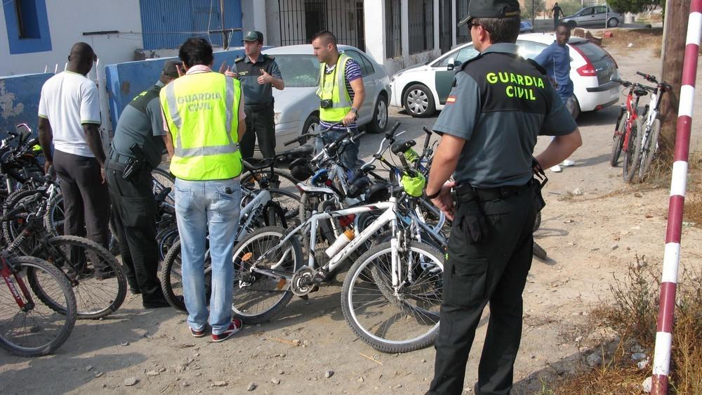 La Guardia Civil esclarece la sustracción de 14 bicicletas en Roquetas de Mar