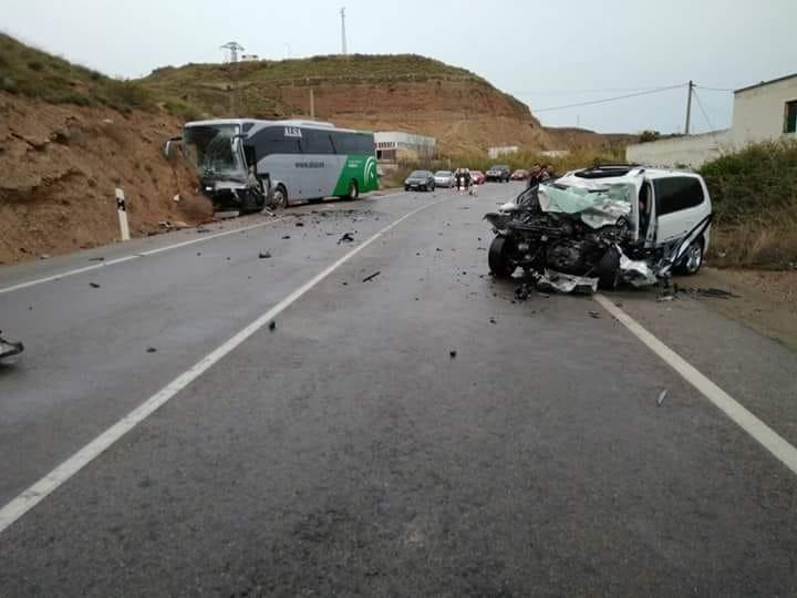 Choque frontal en Balanegra entre un turismo y un autobús