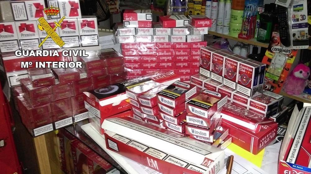 La Guardia Civil interviene 227 cajetillas de tabaco sin precintar en un establecimiento público de El Ejido