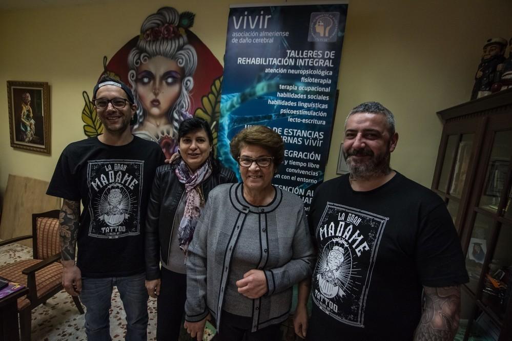 Medio centenar de personas se tatúan a beneficio de la asociación VIVIR