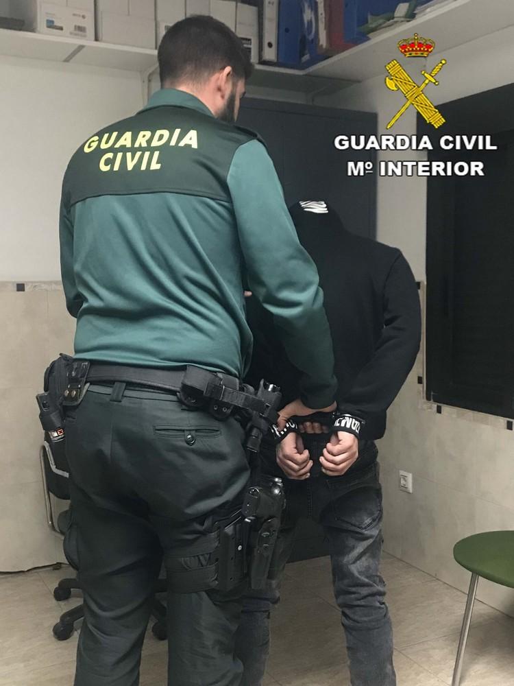 La Guardia Civil detiene al autor de hasta cinco robos en establecimientos comerciales de Roquetas de Mar