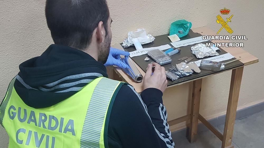 La Guardia Civil detiene a dos personas por un delito contra la salud pública en Roquetas