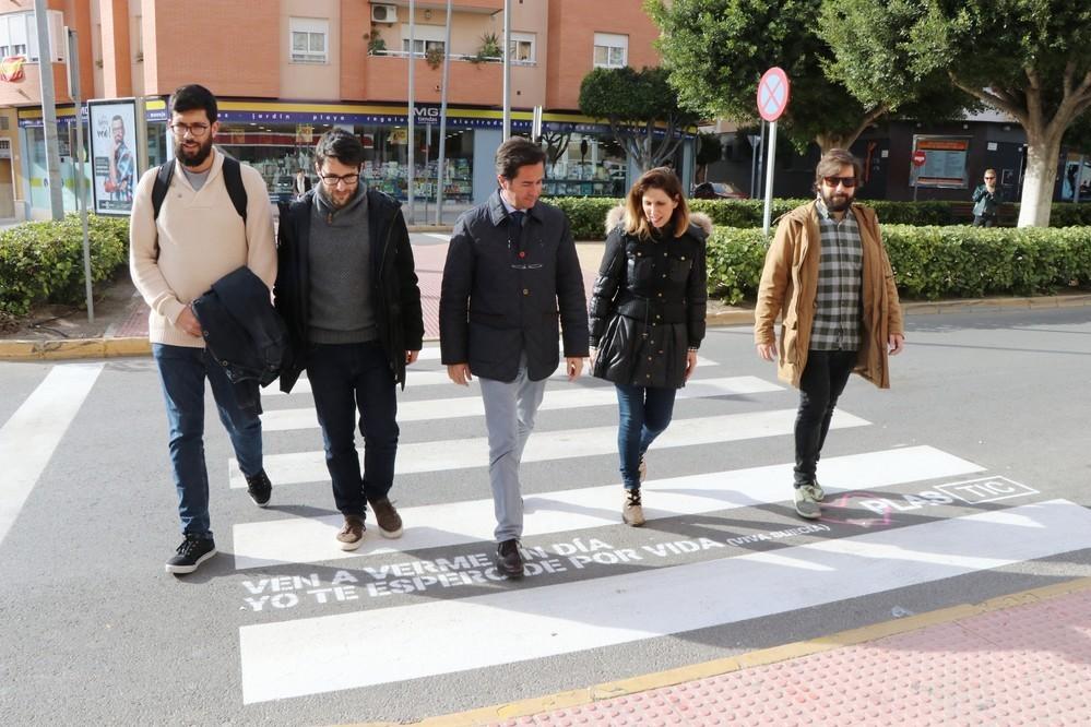 El Ejido despierta en el Día de San Valentín con el amor de ‘Plastic Festival’ impreso en sus calles
