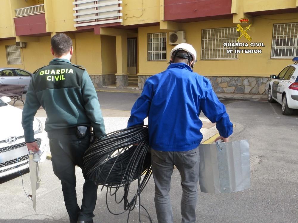 La Guardia Civil y Endesa localizan cerca de 60 enganches ilegales de luz en Adra