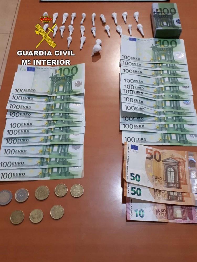 La Guardia Civil sorprende a una persona con 23 papelinas de cocaína y más de 2200€ en efectivo