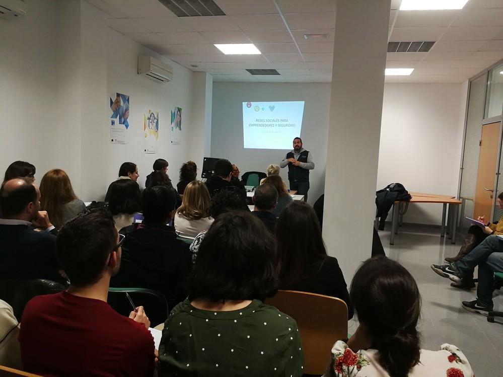 La Junta acerca a empresarios y emprendedores de El Ejido las ventajas de las redes sociales para el desarrollo de su actividad