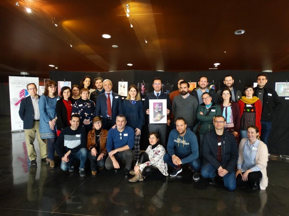 El cartel de Festival del Teatro de El Ejido lucirá este año un llamativo diseño de colores inspirado en las máscaras