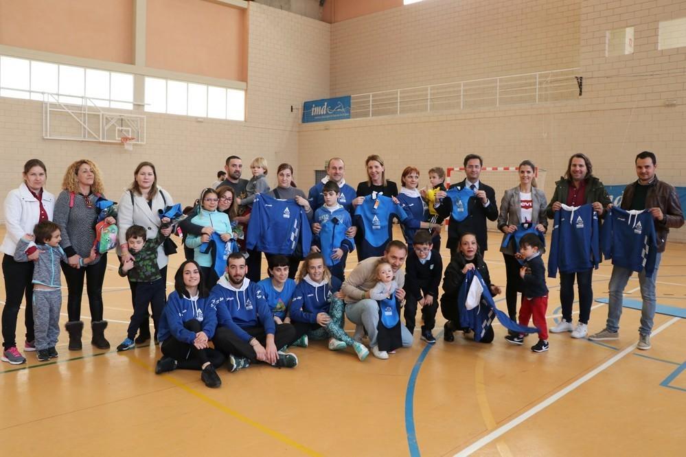 El alcalde de El Ejido y Construcciones BGF entregan a los niños de la asociación 'ALTEA'  material deportivo