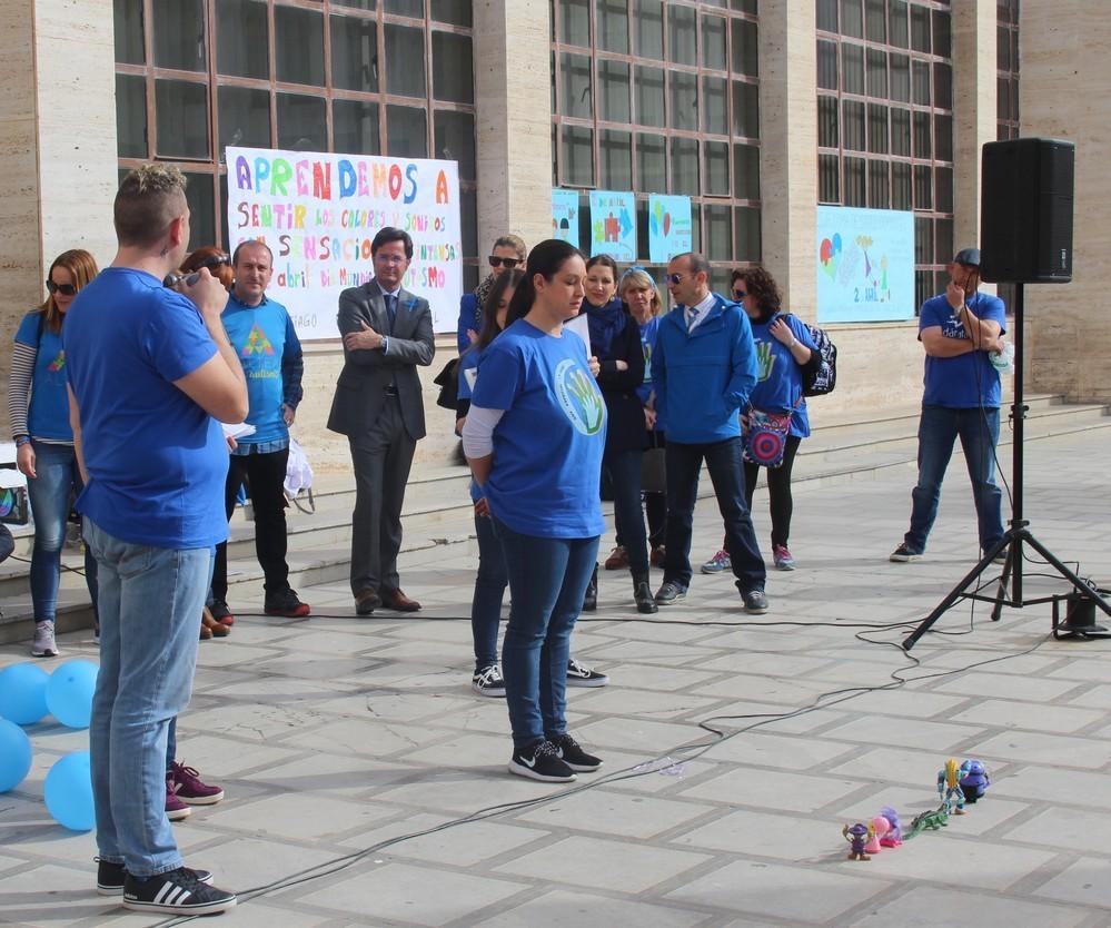 La Plaza Mayor de El Ejido se inunda de globos azules para conmemorar el Día Mundial del Autismo