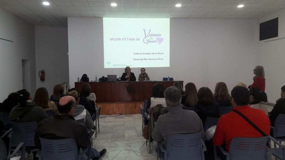 El IAM y el Centro Municipal de Información a la Mujer de Berja impulsan una mesa redonda sobre los aspectos psi-cológicos y jurídicos de la violencia de género
