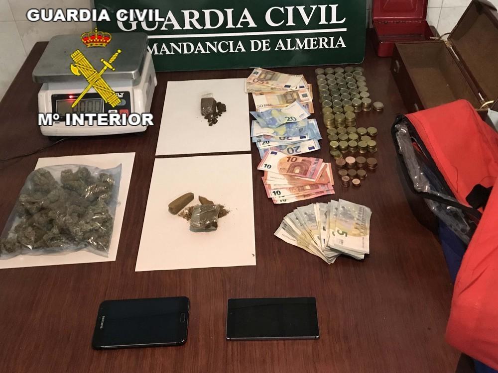 La Guardia Civil detiene a una persona por un delito contra la salud pública en un establecimiento de Roquetas de Mar
