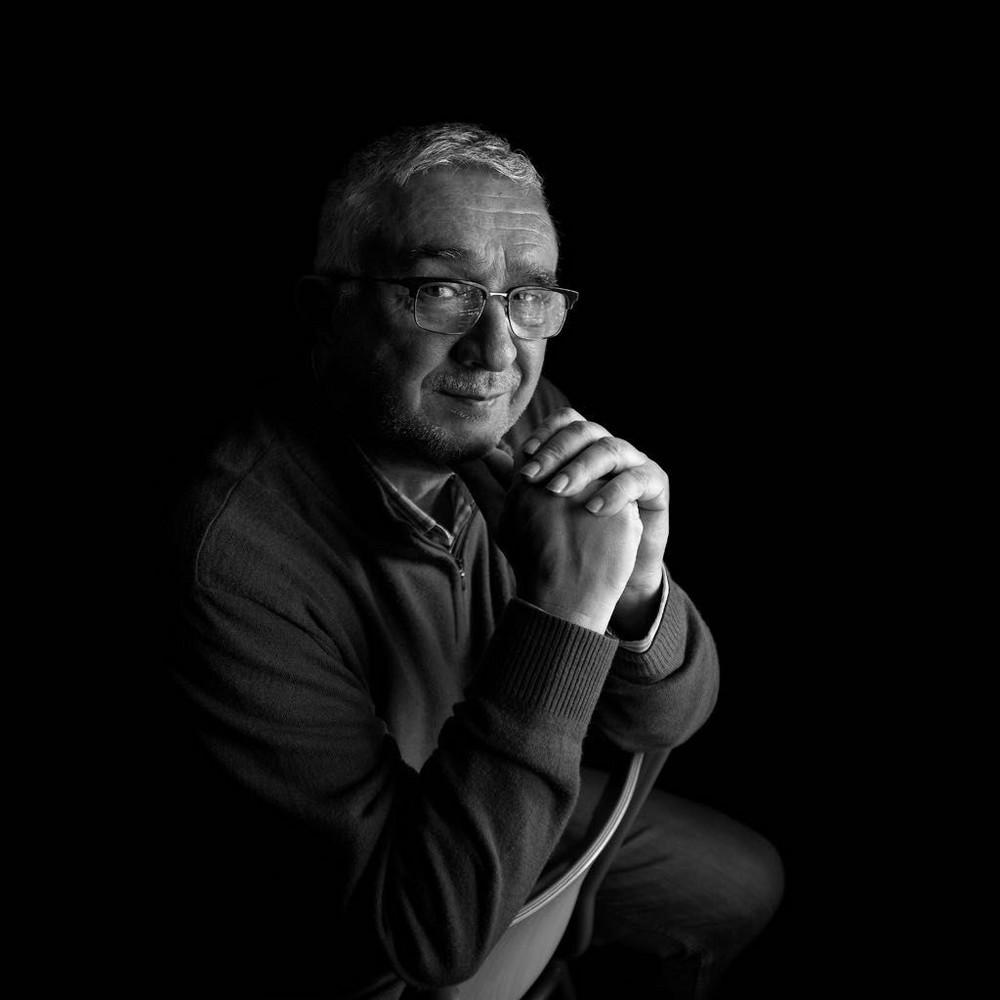 El periodista José María Granados presenta en 'Paseando entre Libros' la publicación 'Vícar, historia del una ilusión'
