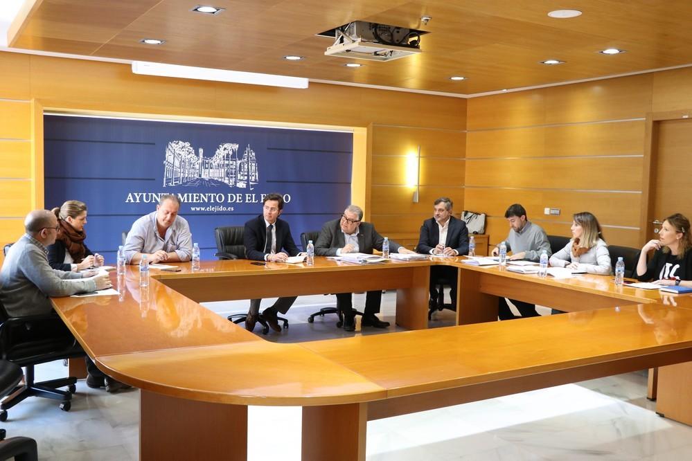 Luz verde a nuevas licencias de reforma de invernaderos y a la contratación de espectáculos dentro de la programación del Festival de Teatro