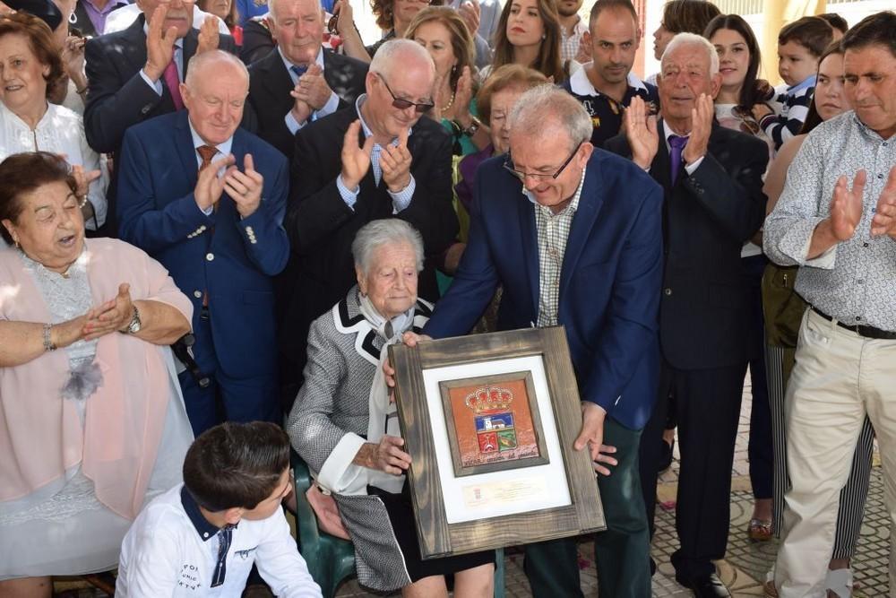 Homenaje de Vícar a su vecina Carmen Fernández Rodríguez al cumplir los 100 años