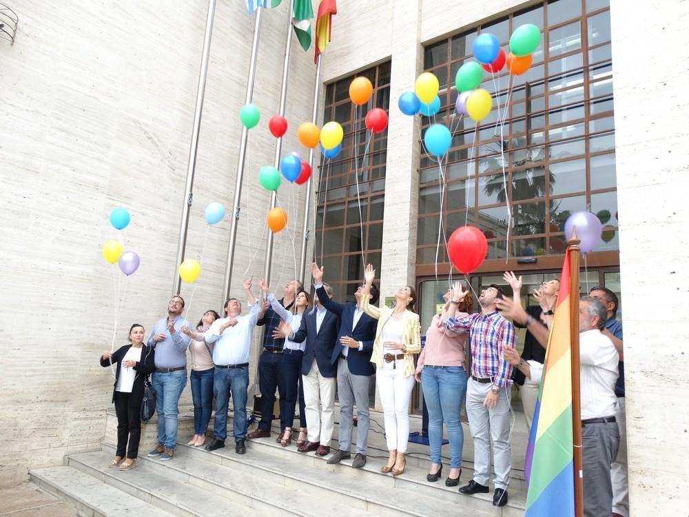 Lectura de manifiesto, globos y photocall con mensajes de tolerancia centran el Día  Internacional contra la LGTBFobia