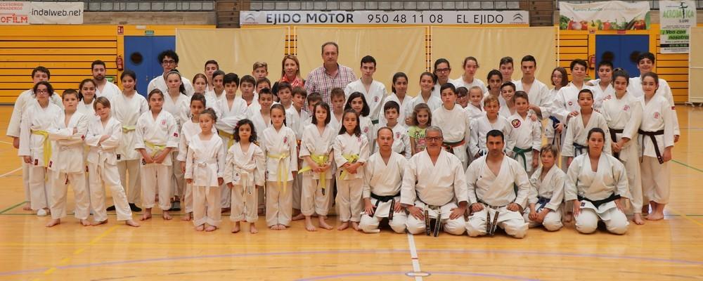 El Pabellón de Deportes de El Ejido acogió el V Entrenamiento Solidario Scorpio Karate Club