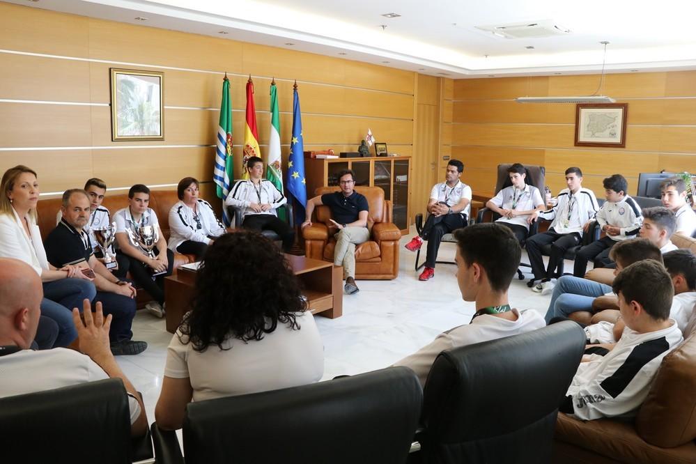 Francisco Góngora recibe al Balerma FS Cadete tras proclamarse Campeón Andaluz de Clubes 2018